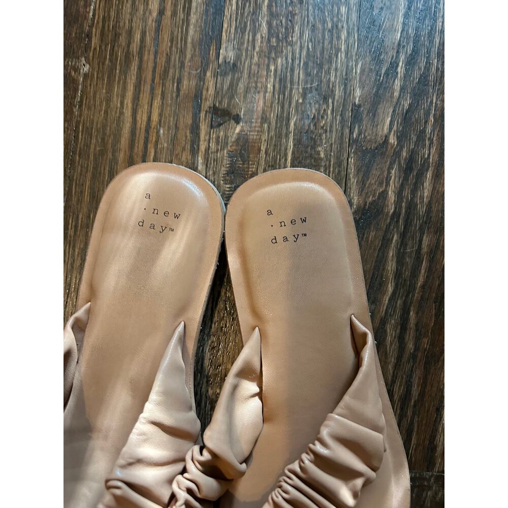 Tan A New Day Soft Flip Flops Great Condition Size 9.5 - Picture 2 of 3